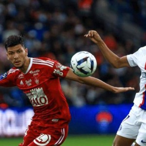 法甲比赛突现反转，朗斯主场失利让冠军梦坍塌，黑马布雷斯特狂搅局让晋级悬念升级