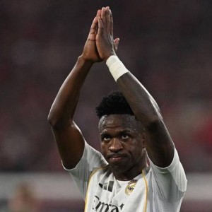 欧冠失利！皇马两位巨星发生争执，维尼修斯反击贝林：“闭嘴！”