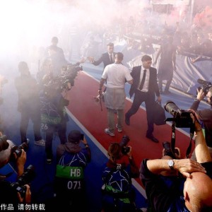 西甲双雄风云再起：皇马主帅悬念迭出，巴萨财政危机重重，女足欧冠战火升级！