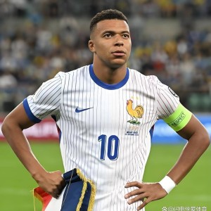 6月15日法国队更衣室炸了！姆巴佩生日夜抢走坎特袖标，握手环节零交流